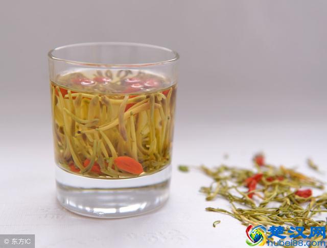 怀孕期间上火了，除了适量饮用金银花水降火，饮食也得注意