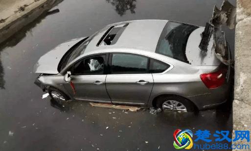 车掉水里不可怕！可怕的是不知道如何自救