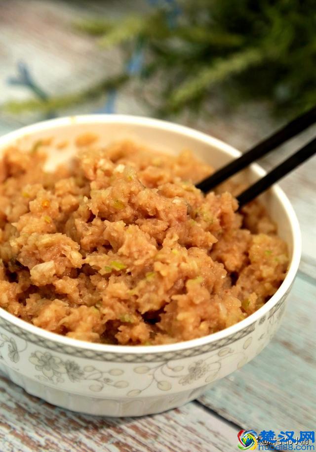 做白萝卜饺子馅，教你一招，一口咬下去汤汁直流，包时却不流汤！