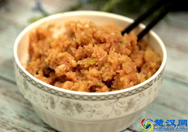 做白萝卜饺子馅，教你一招，一口咬下去汤汁直流，包时却不流汤！