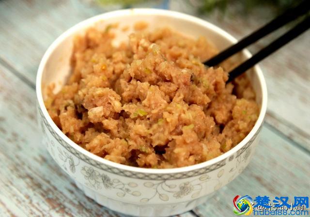 做白萝卜饺子馅，教你一招，一口咬下去汤汁直流，包时却不流汤！