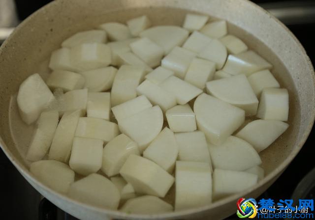 做白萝卜饺子馅，教你一招，一口咬下去汤汁直流，包时却不流汤！