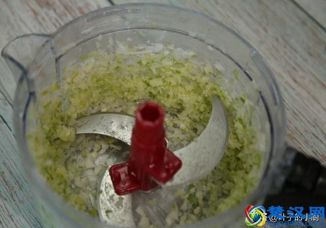 做白萝卜饺子馅，教你一招，一口咬下去汤汁直流，包时却不流汤！