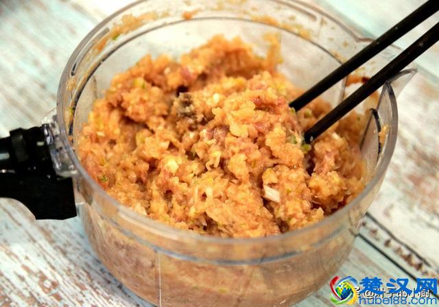 做白萝卜饺子馅，教你一招，一口咬下去汤汁直流，包时却不流汤！