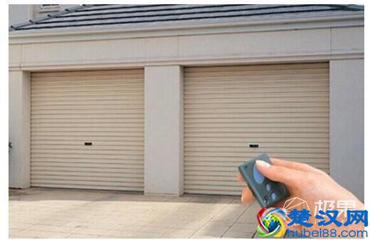 LG竟然发布卷帘门电视！升降太魔性了，我有些停不下来