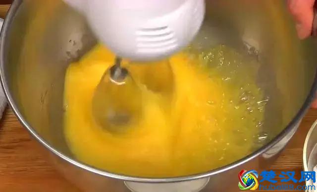 做面包时，要不要发酵粉，别放错了，导致面包又塌又硬不好吃