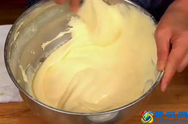 做面包时，要不要发酵粉，别放错了，导致面包又塌又硬不好吃