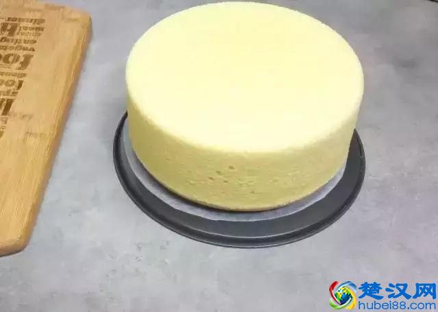 做面包时，要不要发酵粉，别放错了，导致面包又塌又硬不好吃