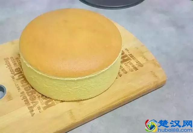 做面包时，要不要发酵粉，别放错了，导致面包又塌又硬不好吃