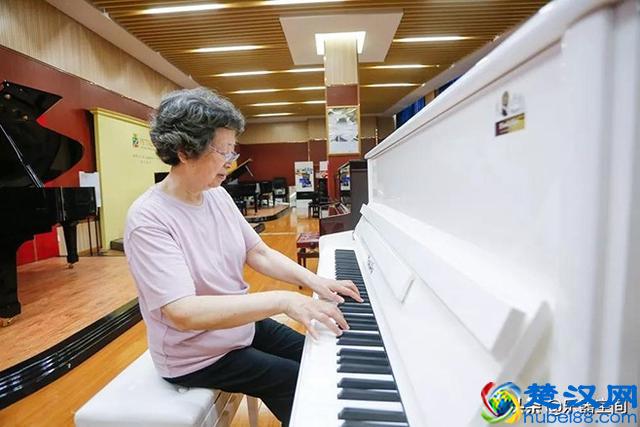 央视关注宁波“钢琴奶奶”！海伦钢琴让她的生日愿望实现了