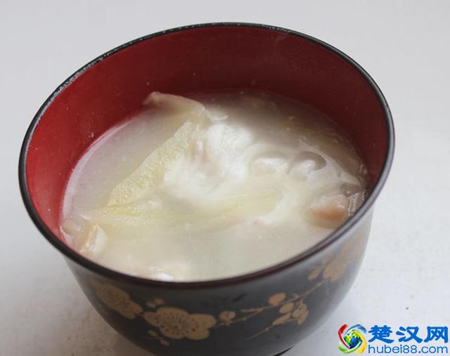 做酸菜鱼汤时，应该加热水还是凉水？很多人做错了，所以鱼汤不白