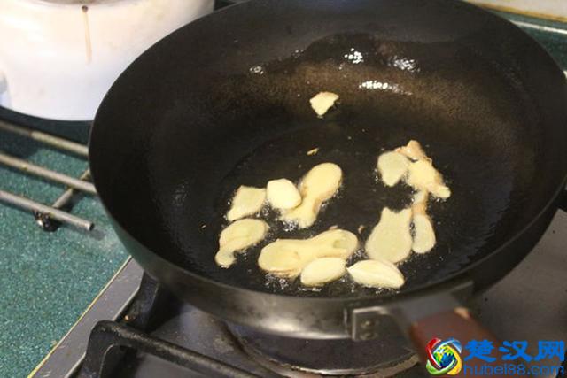 做酸菜鱼汤时，应该加热水还是凉水？很多人做错了，所以鱼汤不白