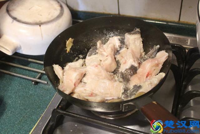 做酸菜鱼汤时，应该加热水还是凉水？很多人做错了，所以鱼汤不白