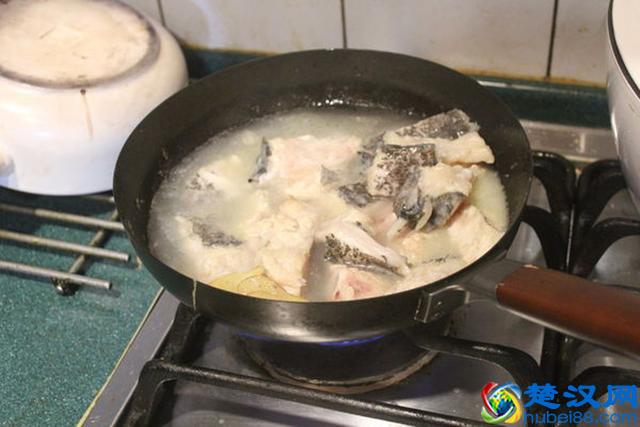 做酸菜鱼汤时，应该加热水还是凉水？很多人做错了，所以鱼汤不白