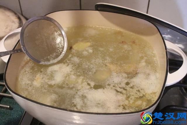 做酸菜鱼汤时，应该加热水还是凉水？很多人做错了，所以鱼汤不白