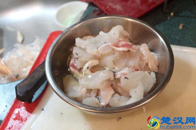 做酸菜鱼汤时，应该加热水还是凉水？很多人做错了，所以鱼汤不白