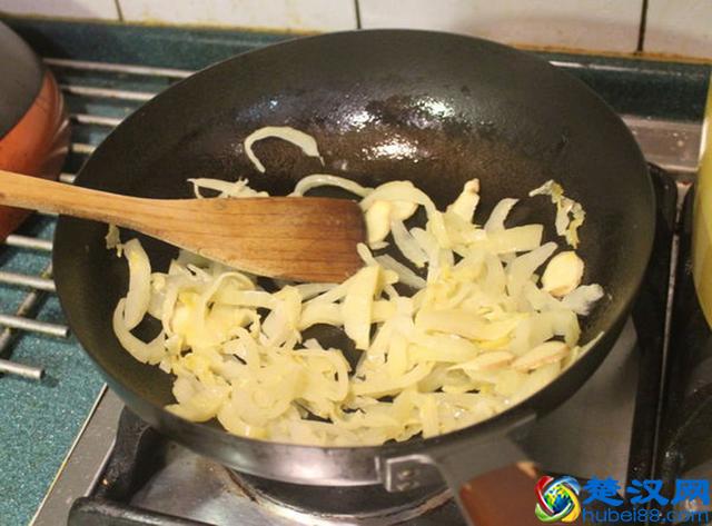 做酸菜鱼汤时，应该加热水还是凉水？很多人做错了，所以鱼汤不白