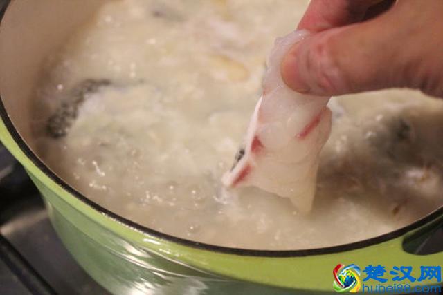 做酸菜鱼汤时，应该加热水还是凉水？很多人做错了，所以鱼汤不白