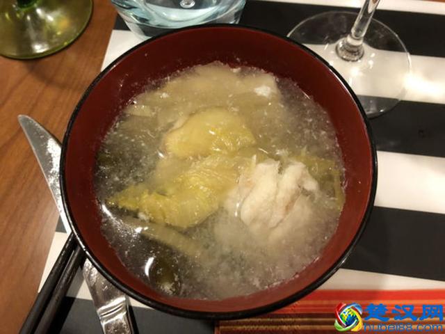 做酸菜鱼汤时，应该加热水还是凉水？很多人做错了，所以鱼汤不白