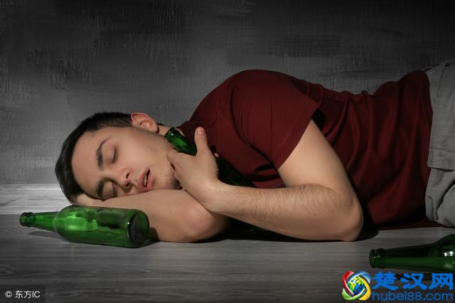 喝醉酒是喝白水还是喝饮料，哪个醒酒快呢？营养师的这番话有道理