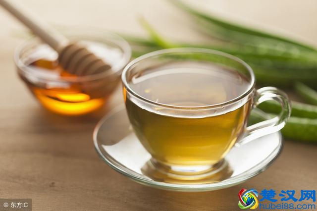 喝醉酒是喝白水还是喝饮料，哪个醒酒快呢？营养师的这番话有道理