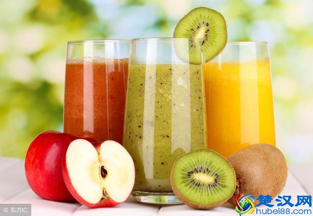 喝醉酒是喝白水还是喝饮料，哪个醒酒快呢？营养师的这番话有道理