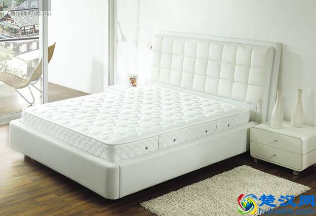 睡觉到底是硬床好还是软床好？！原来这些年睡得都不对……