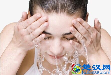 毛孔粗大可以用盐洗脸吗 毛孔粗大用什么洗脸好