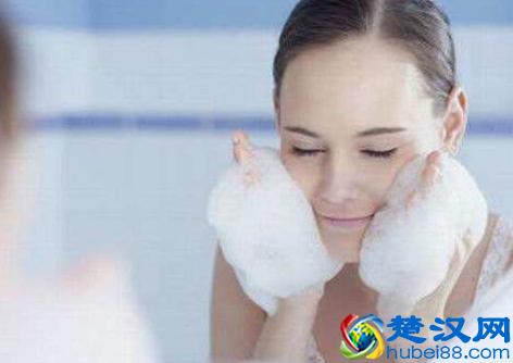 毛孔粗大可以用盐洗脸吗 毛孔粗大用什么洗脸好