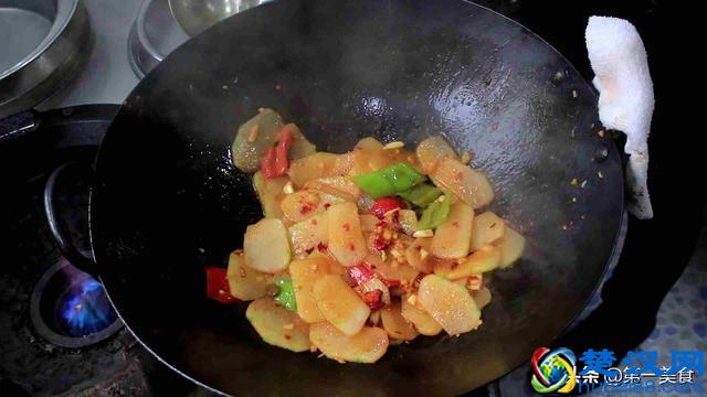 厨师长教你冬瓜简单好吃做法，食材便宜，地道的家常下饭小炒