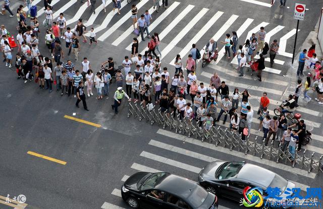 打哈欠为什么会“传染”？或是跟这3种因素有关