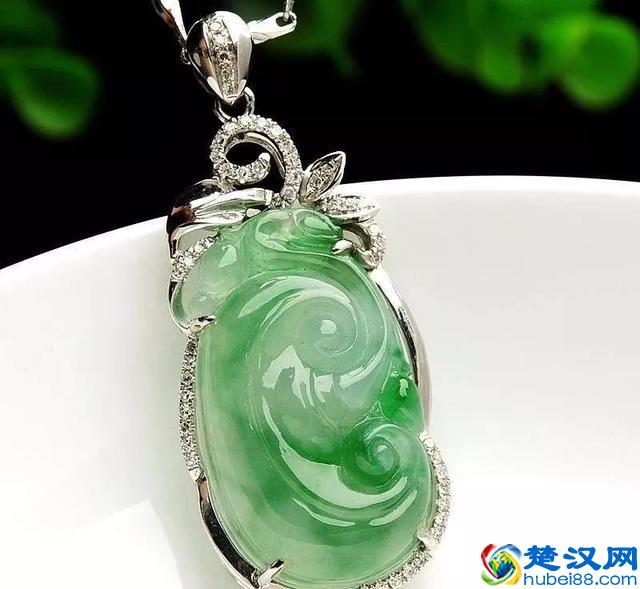 大叔带蓝水如意上央视鉴宝，专家：这是老头乐！