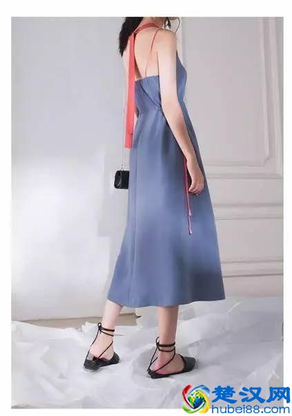 夏天海边度假不知道穿什么？快来看看这几件！