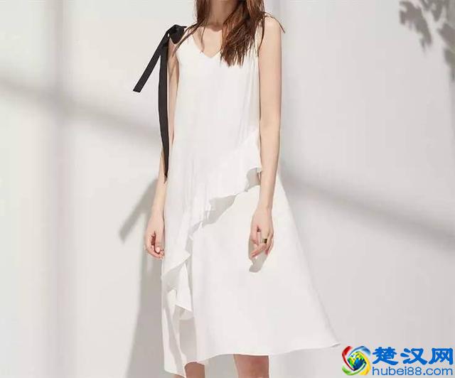 夏天海边度假不知道穿什么？快来看看这几件！