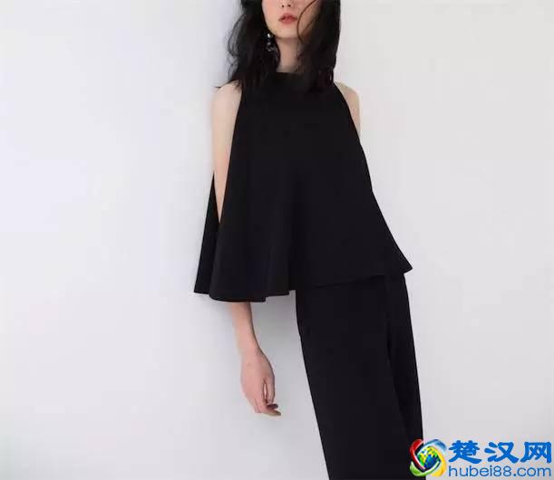 夏天海边度假不知道穿什么？快来看看这几件！