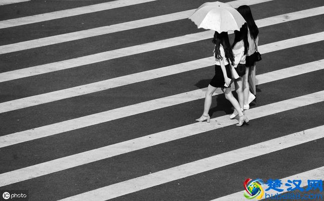 杭州24岁小伙儿创业卖袜子，一年赚1000万，什么袜子这么赚钱？