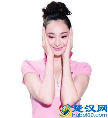 手法按摩： 轻松消除眉间皱纹