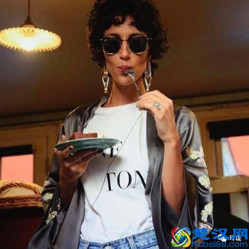 这些百搭时髦，便宜好看的白T恤究竟是啥品牌？