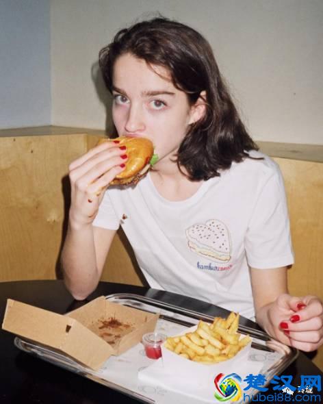 这些百搭时髦，便宜好看的白T恤究竟是啥品牌？