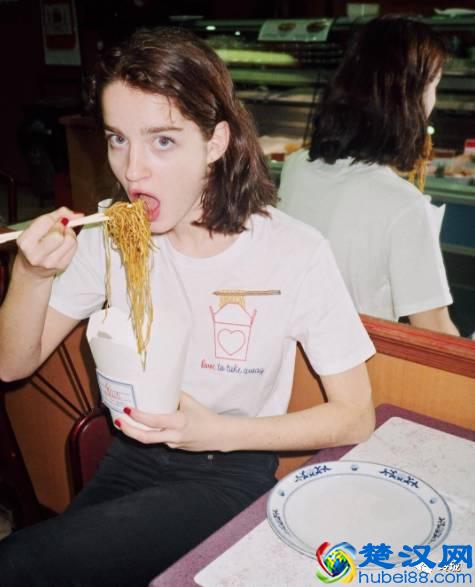 这些百搭时髦，便宜好看的白T恤究竟是啥品牌？