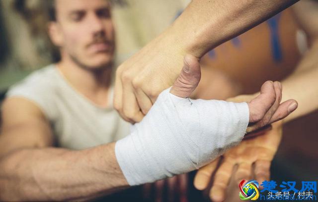 不小心被烫伤怎么处理，告诉你一个农村土方法，止痛快不起泡留疤