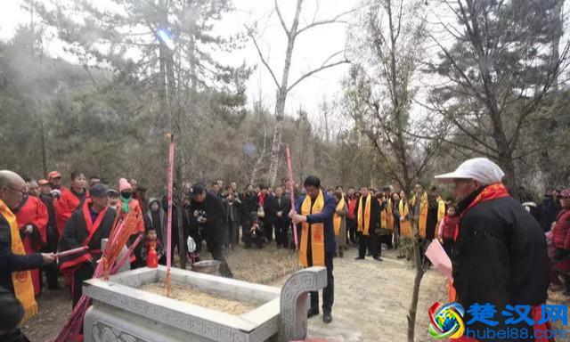 喝白水杜康酒 逛千年古庙会