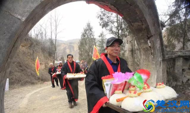 喝白水杜康酒 逛千年古庙会