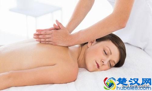 女生背上长痘痘的原因？背上长痘痘该怎么消除呢？