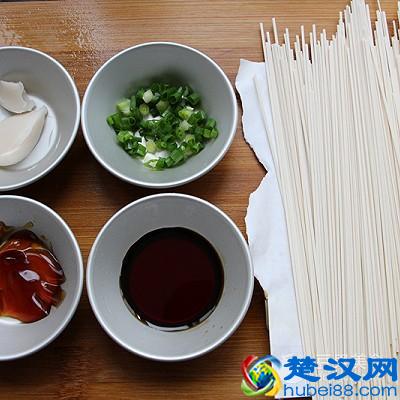 家常阳春面的做法
