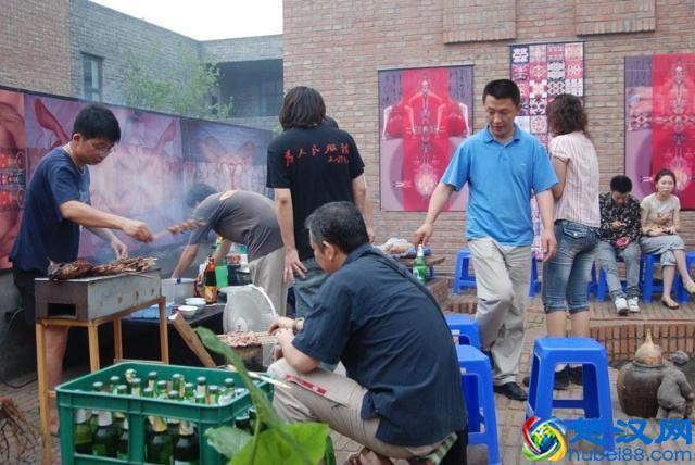 工厂附近小店生意火爆，多亏农民工照顾生意