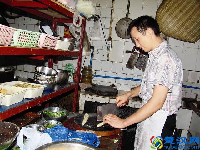 工厂附近小店生意火爆，多亏农民工照顾生意