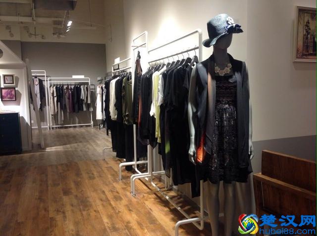 一个好的服装店，绝对不能少一款像样的地板！
