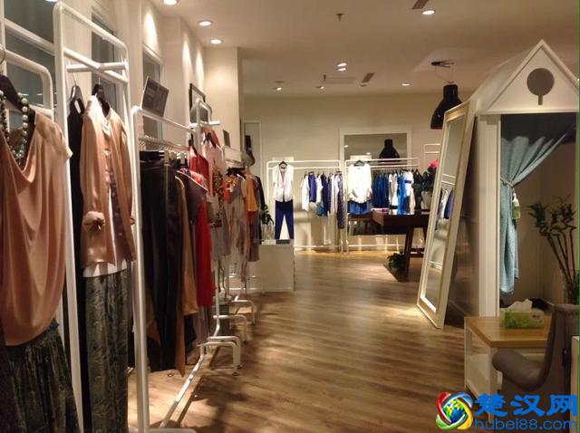 一个好的服装店，绝对不能少一款像样的地板！