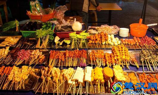 小伙开偏僻烧烤店业绩惊人，年入300万